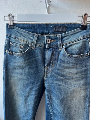 Tiger of sweden jeans - Ett par jeans från tiger of Sweden i storleken 26/34. Jeansen är använd vid få tillfällen dock har de en slitning ner till som visas på sista bilden.