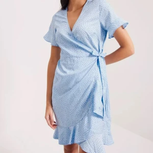 Klänning  - Jättesöt omlottklänning som är perfekt till sommaren!🩵Nyskick. Storlek M 