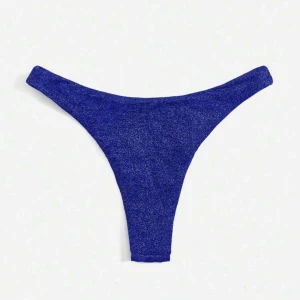 Glittrig bikini💕 - Säljer dessa glittriga bikinitrosor då de är för små för mig. Helt nya aldrig använda!!💕