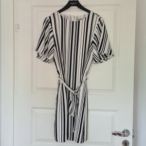 Klänning - Klänning använd 2 gånger 