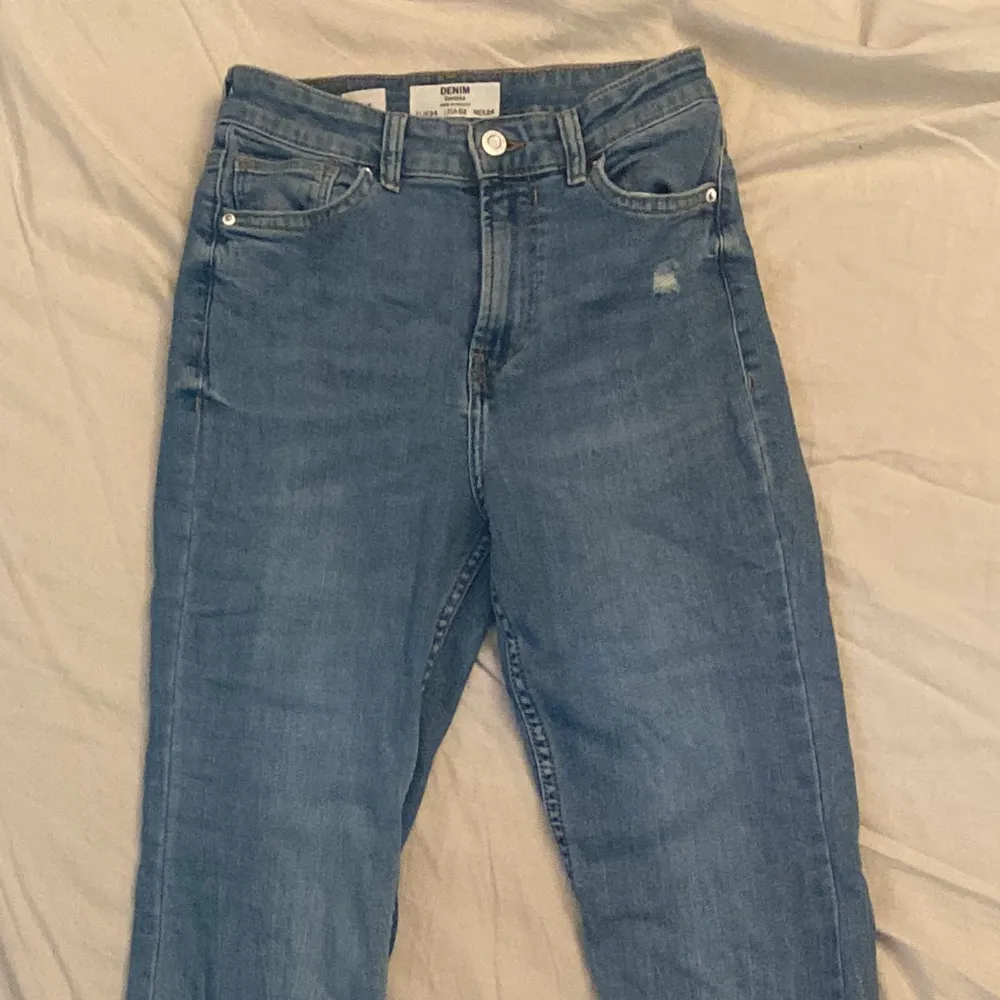 Jättefina nästan oanvända utsvängda jeans från bershka💞säljer pga att dom är för små💞. Jeans & Byxor.