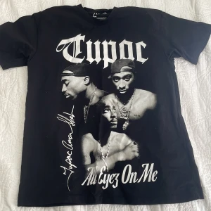 Tupac tshirt - Säljer min tupac t shirt som jag aldrig använt då jag inte har just den stilen och den kommer aldrig till användning, nyskick då jag aldrig använt den utan endast testat.