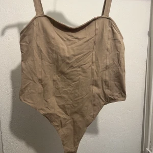 Beige body - Beige body, endast testad, stor i storlek, självklart tvättad.