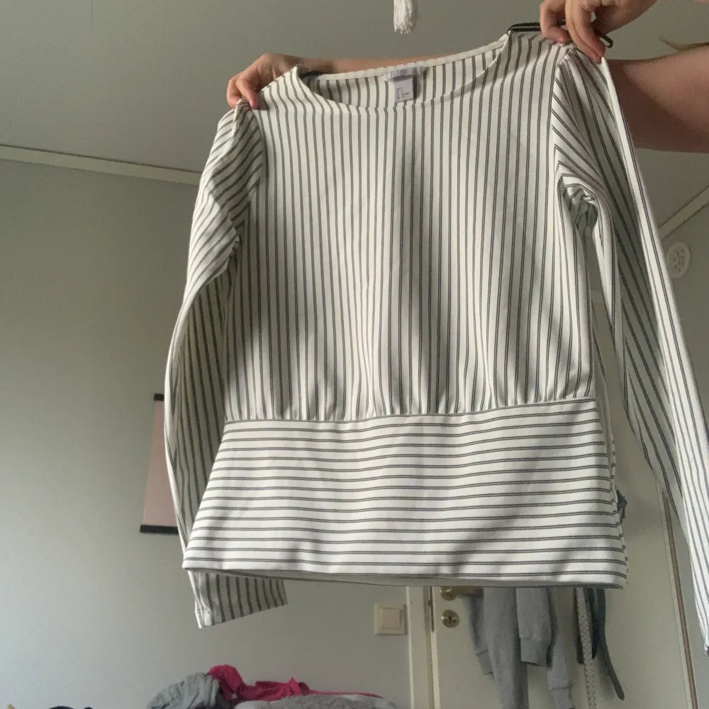 Denna blus/ tröja Àr sÄ fin men inte sÄ fin pÄ mig! De Àr dÀrför jag sÀljer den! Orginal pris:230kr. Puserot.