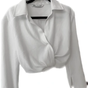 Vit Zara topp - Vit långärmad topp med blixtlås på sidan från zara 