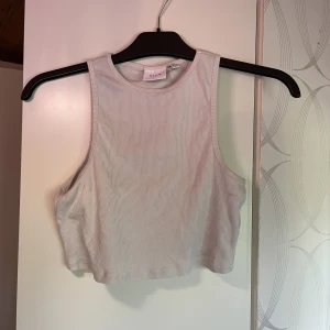 vit linnetopp - Vit linnetopp från Vila. Strl M, lite använd.