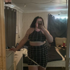 Kläd set - Fint klädset som tyvärr inte passar mig längre. Den satt väldigt fint när den väl passade som den skulle haha!