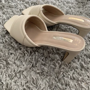 Beiga klackar  - Beiga klackar från Primark. Aldrig använda, köpta för 250kr.