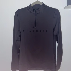 Gymshark träningströja  - Tja! Säljer min oanvända gymshark träningströja med half zip som är väldigt stretchig och najs. För fler frågor skriv dm👍🏼