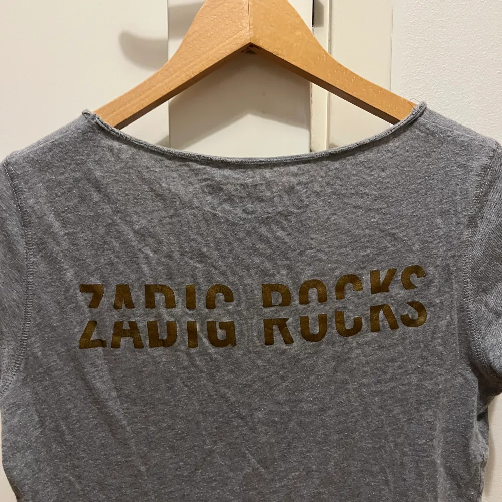 Säljer min fina gråa Zadig & Voltaire t-shirt med trycket ”ZADIG ROCKS”. T-shirten är i bra skick utom att den skulle behöva strykas. Storleken är XS och frakt tillkommer💕. T-shirts.