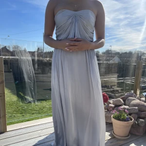 Bal klänning  - Är i bra skick, då den används en gång men valt att sälja pågrund av att den inte kommer till användning 🌸