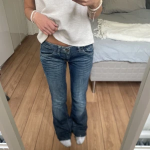 Lågmidjade jeans - Säljer dessa mörkblåa lågmidjade bootcut jeans. Midjemåttet är 76cm och innebenslängden 79cm. Har du någon fråga är det bara att höra av sig🫶🏻