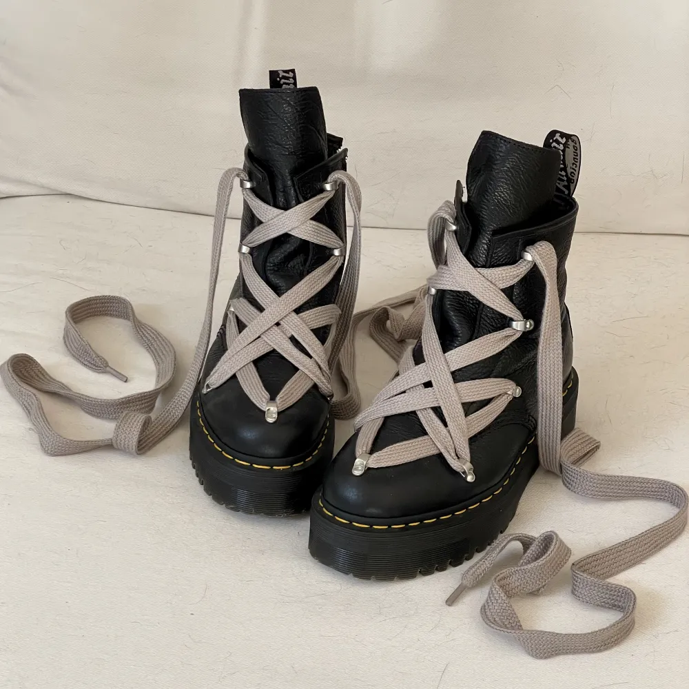 Rick Owens x Dr.Martens 1460 quad leather sole pentagram jumbolace boots. Är i nyskick, bara använda ett fåtal gånger. Kvitto finns!. Skor.