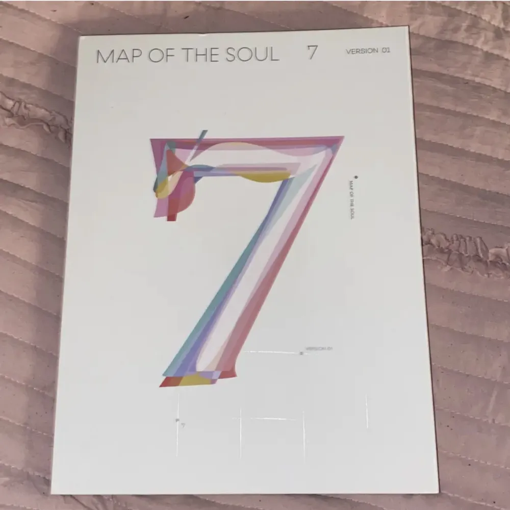 Säljer bts map of the soul:7 version 1. Se bild 2 för photocard. . Övrigt.