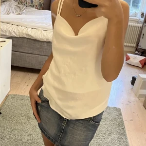 Vitt satin linne från GinaTricot - Säljer mitt vita satin linne från GinaTricot. Endast testad så i ett otroligt fint skick💋