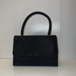 Glittrig handväska - Följer med ett axelband! Väskan är oanvänd då jag köpte en annan väska till tillfället🫶 