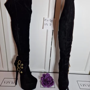 Over-knee stövlar strl 38 - Superfina over knee stövlar i mockaimitation  Klackhöjd ca 15,5 Platå ca 5,5  Helt nya och oanvända!