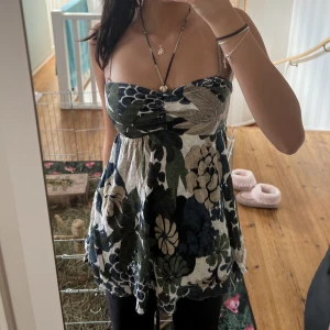 topp - Superfin topp som man kan stylea på olika sätt, antingen ha den som en halter topp eller mer som en tube topp🤍🤍 