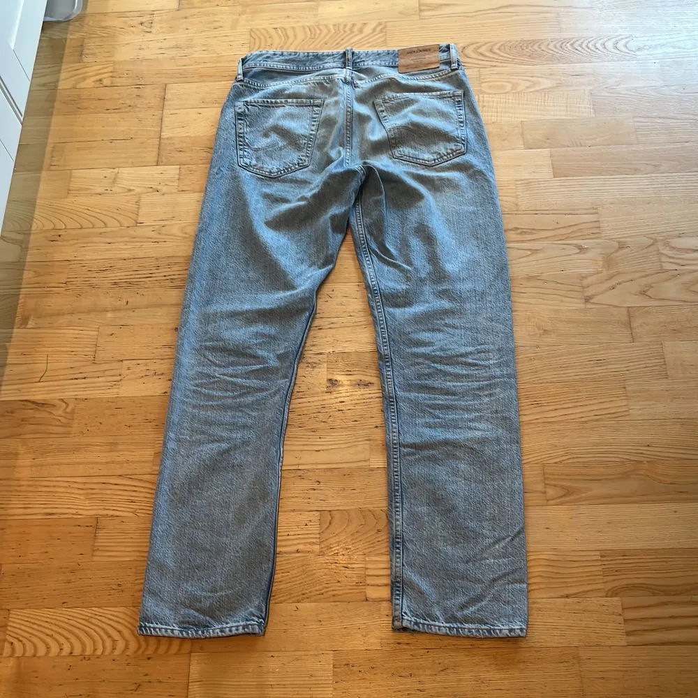 Tjena, säljer nu mina blåa Jack & Jones jeans i modellen loose/chris. Storleken är 31/34. Jeansen är i ett gott skick. Hör av dig vid funderingar, pris kan diskuteras . Jeans & Byxor.