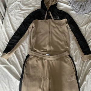 Armani dress - Säljer min sällsynta Armani dress pga av att jag har för mycket kläder. Den är i fint skick endast använd fåtal gånger och endast tvättad 30grader. storlek XL men passar L 