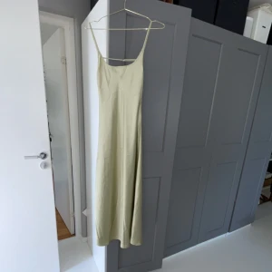 Zara klänning satin - LjusGrön satin klänning från zara