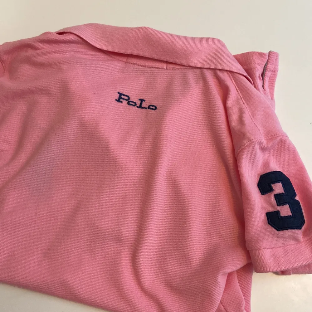 En rosa super fin piké tröja från ralph lauren! Knappt använd, skriv för mer info! Pris kan diskuteras🩷. T-shirts.