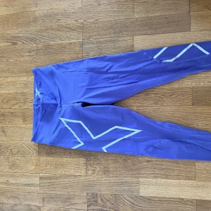 2XU träningsbyxa  - Träningsbyxa i lila från 2XU