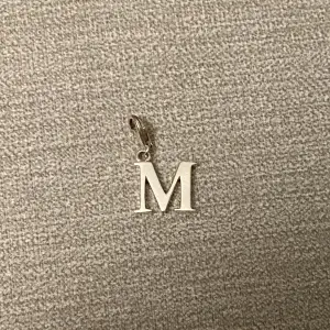 Thomas Sabo Charm hängsmycke bokstaven M i stearlingsilver som kan fästas på armband eller halsband 💖