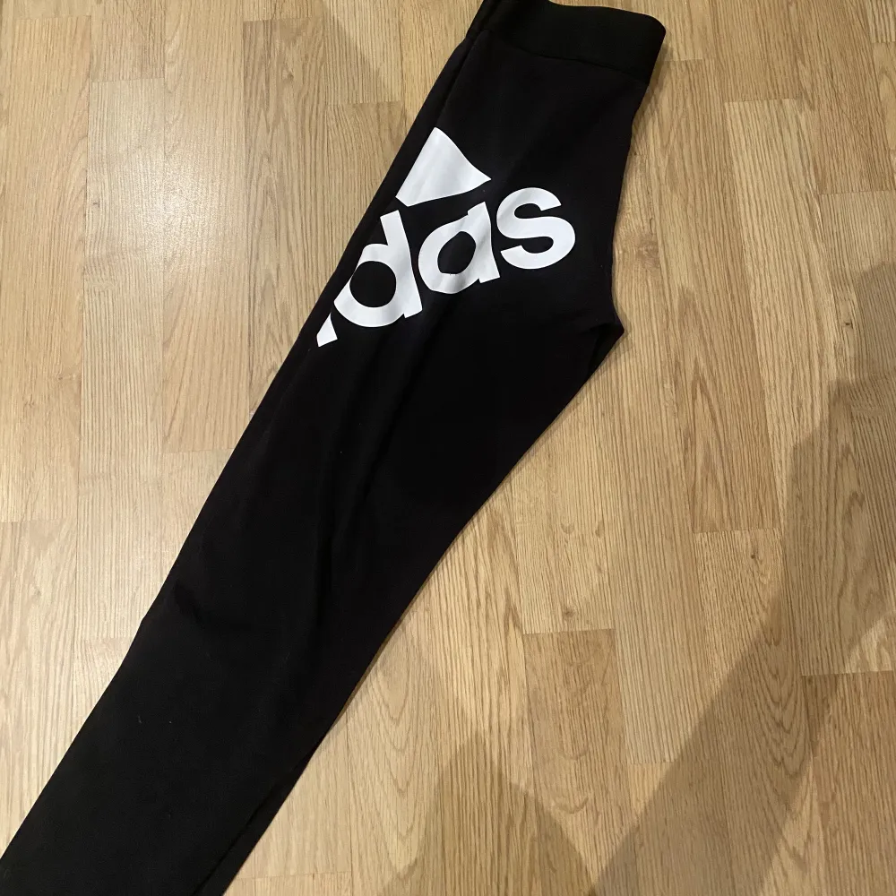Bild 1 och 2: ett par snygga adidas tights 😍  Bild 3: ett par svarta lågmidjade träningstights som är jätte stretchiga och sköna 😍. Övrigt.