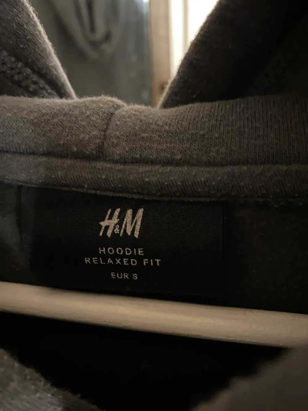 Säljer denna mörkgråa hoodie ifrån hm då den inte kommer till användning längre. Väl använd och lite nopprig därav lågt pris. Jag står ej för kostanden på frakten.. Hoodies.