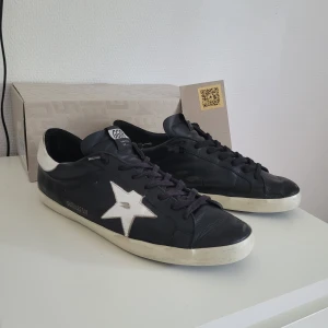 Golden Goose Skor - Säljer nu mina riktigt feta svarta golden goose super-star. De är använda men i extremt bra skick! Alla tillbehör medföljer! 