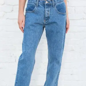 Säljer dessa fina low rise jeans från brandy melville som tyvärr är för stora för mig. Har använts några fåtal gånger och är i fint skick, på hemsidan står det att midjemåttet är 31”, hör av dig vid funderingar!