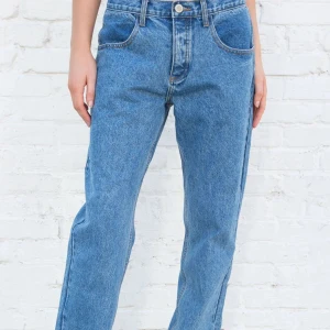 Brandy melville ”Eliana medium wash jeans”  - Säljer dessa fina low rise jeans från brandy melville som tyvärr är för stora för mig. Har använts några fåtal gånger och är i fint skick, på hemsidan står det att midjemåttet är 31”, hör av dig vid funderingar!