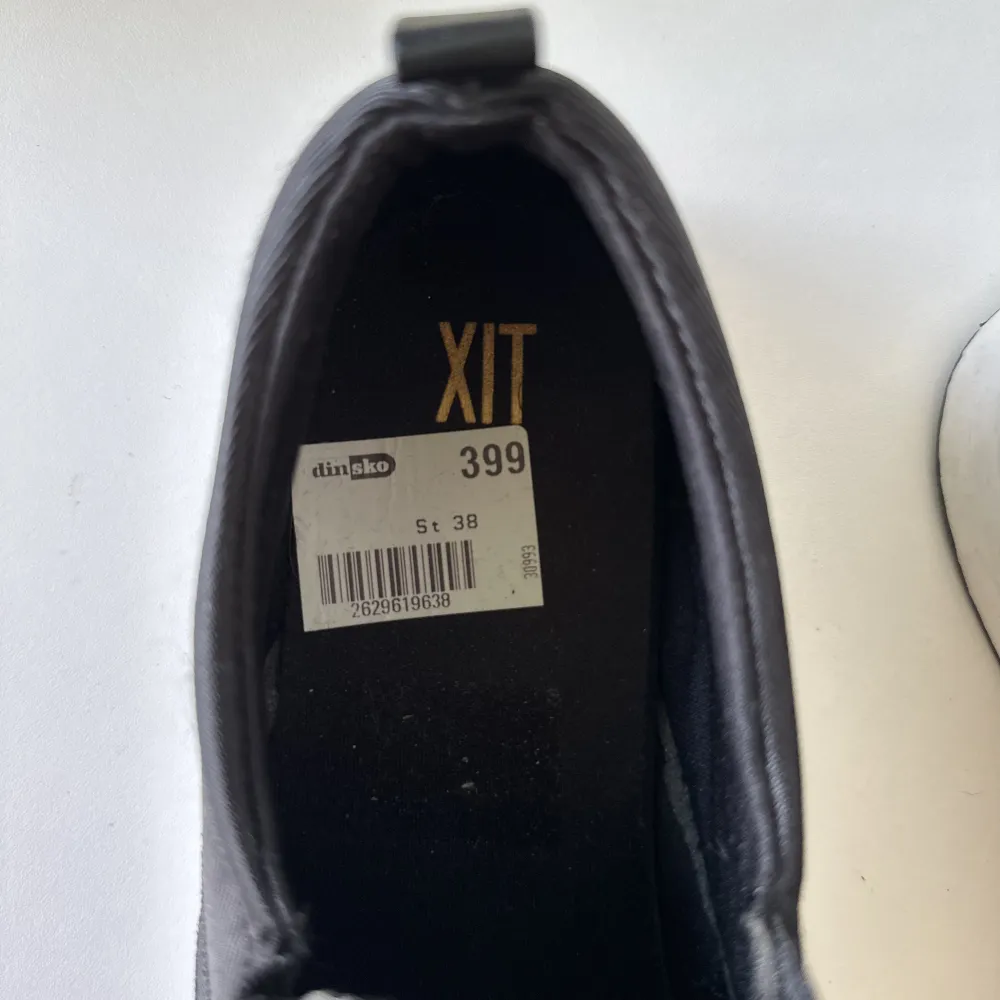 Svarta skor från dinsko i storlek 38 som är helt nya aldrig använda. Nypris 399kr. Skor.