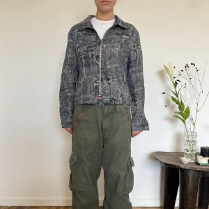 LINNEJACKA MED JEANSPRINT - TROMP L’OEIL - Supercool och unik tunnlinnejacka med jeansprint. Perfekt för en avslappnad och cool look🫶 Hör av dig om du har frågor!