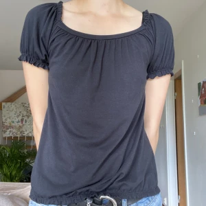 Söt topp - Väldigr skönt material, toppen har resor band runt armar och mage, så den är väldigt strechig! Tror M-Xxl kan ha
