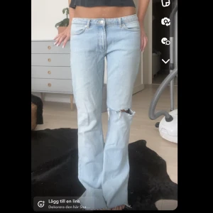 Lågmidjade jeans - Sååå snygga zara jeans som jag klippt ett hål på, har även klippt av dom där nere men dom är fortfarande lite långa på mig som är 167