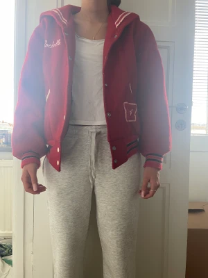 University jacka - Röd university jacka från trophy jackets   Storlek L men passar  modellen brukar ha S  Pris kan diskuteras