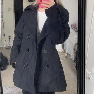 Söt kappa - Den är använd några gånger, den är storlek 44 men känns som en 36-38 då den är väldigt liten (jag bär storlek 34) pris kan diskuteras!!(spegeln är smutsig inte kappan)🩷