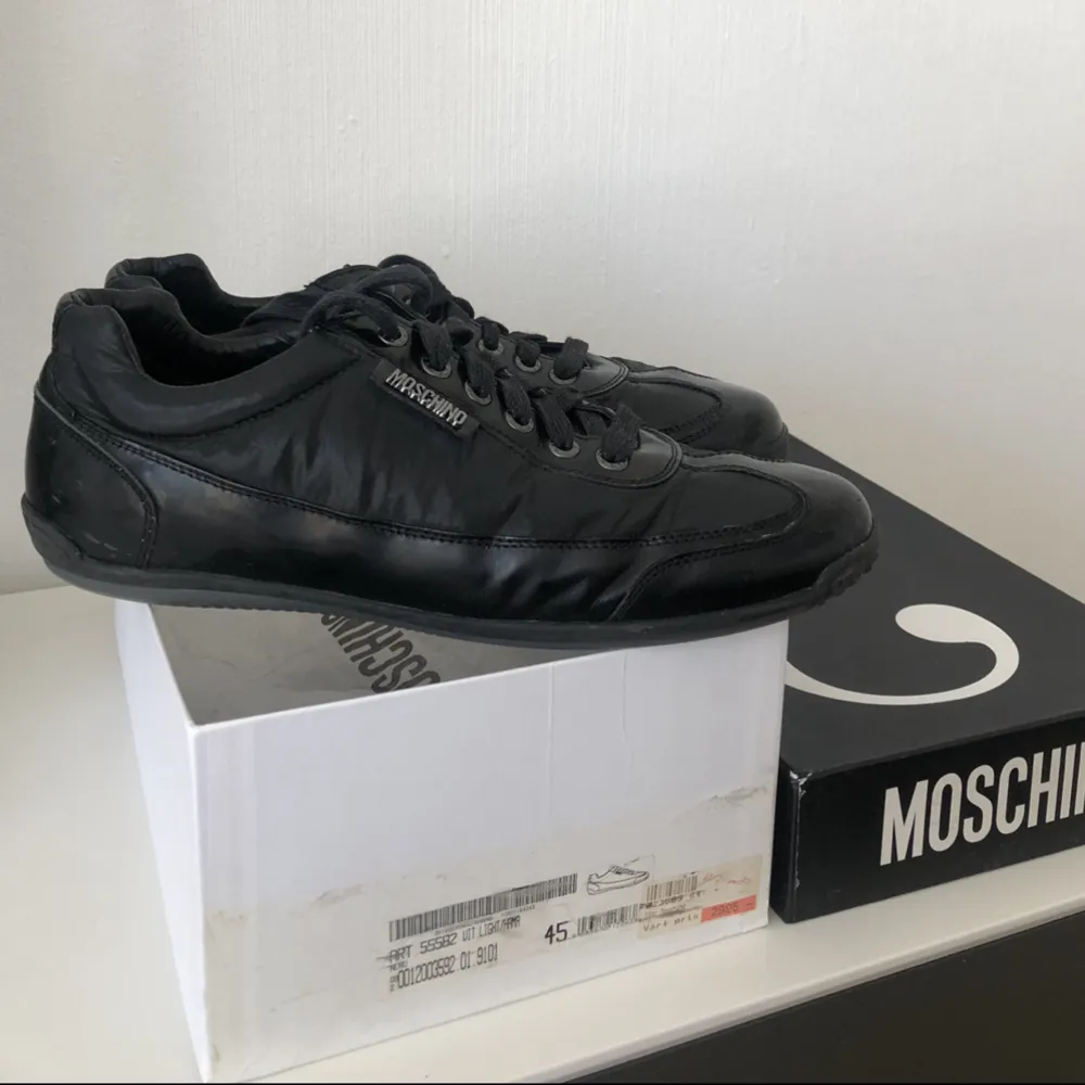 Sneakers från italienska Moschino  Använda Max 2 ggr Dock litet hål som är lätt att fixa . Skor.