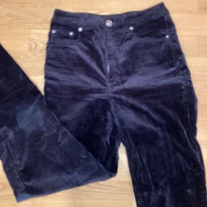 Manchester byxor  - Använda endast vid ett tillfälle. Bra, tjockt material. High waist. Pris diskuterbart👍