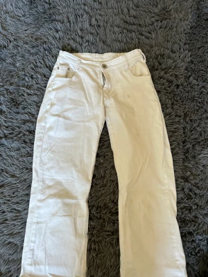 Vita miss o&y jeans - Jättefina miss o&y jeans. De är storlek 28 men dom är insydda så det är nog 24-25 nu. Men kan spertta upp dom. Dom har två små fläckar. De syns nästan bara från nära håll