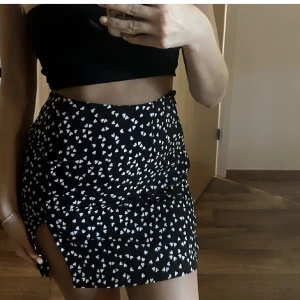 kort kjol - Supersöt kjol med bra passform! Slits vid ena benet. Den har även en dragkedja på ena höften. Slutsåld på Shein där nypriset var 59 kr, mitt pris 29 kr!💓 Finns möjlighet till billigare frakt om den ej behöver vara spårbar!