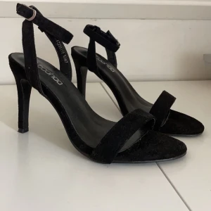 Svarta klackar - Dom är från boohoo, använda 1 gång. Köpta för 200 Storlek 38/5 men jag som vanligtvis har 38 är dom lite små🩷