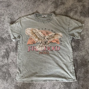 T-shirt - Säljer pgr av att den ej kommer till användning ❤️ lite oversized