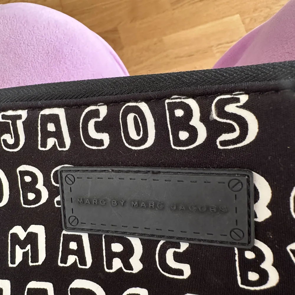 Datafodral Marc Jacobs nypris cirka 1500kr I fint skick   Mått cirka 24x33 . Väskor.