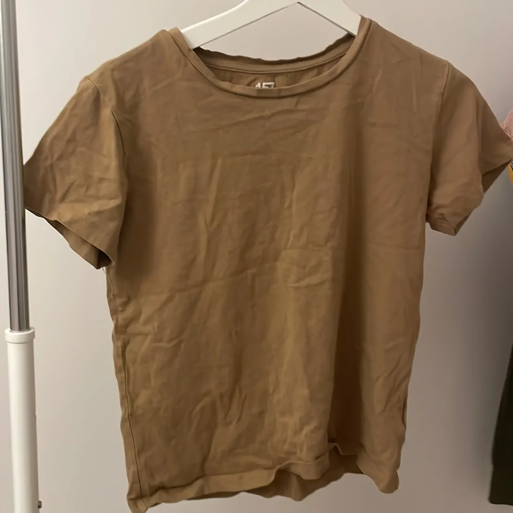 En vanlig basic t-shirt, super skön och fin, lite oversised. Säljer för används ej så mycket,( använd typ 2 gånger) bra skick! Passar väldigt bra till blåa och svarta jeans!. T-shirts.