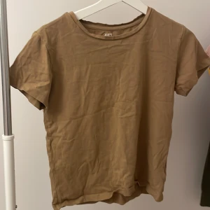 Brun t-shirt - En vanlig basic t-shirt, super skön och fin, lite oversised. Säljer för används ej så mycket,( använd typ 2 gånger) bra skick! Passar väldigt bra till blåa och svarta jeans!