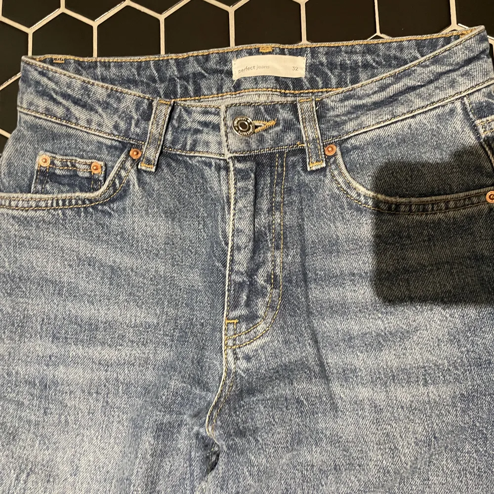 Säljer dessa Perfect jeans från Gina Tricot! Sitter jättebra på och har väldigt skönt material. Inte kommit till användning så mycket. Passar perfekt på mig i storlek 32, jag är 158cm. Ordinariepris 499kr. Köparen står för frakt🥰. Jeans & Byxor.