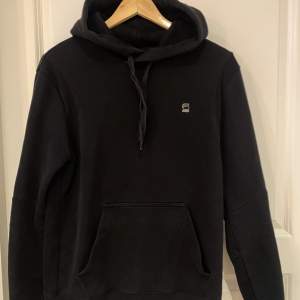 En fin hoodie från G-star raw i storlek M, med fina detaljer på ärmarna ✨ Storlek M.  Tvättas innan den skickas.